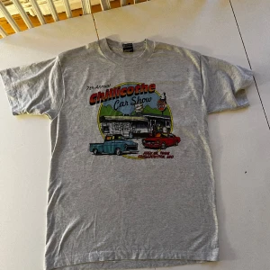 Vintage-look t-shirt - Denna tröja har inga skador men används inte längre, vilket är anledningen till att jag säljer den.  Plats? Medborgarplatsen/nära Pris? 120 kr, men pris kan disskuteras 