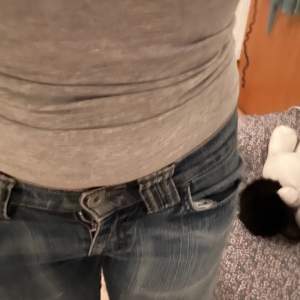 Ljusblå jeans från vila i hårt denim säljer för att de är för små. 27w och 30/32l