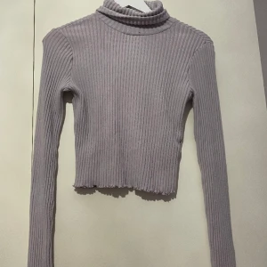 Lila polotröja - Använd några gånger. Mer ljuslila i verkligheten. Ser lite grå ut på bilden