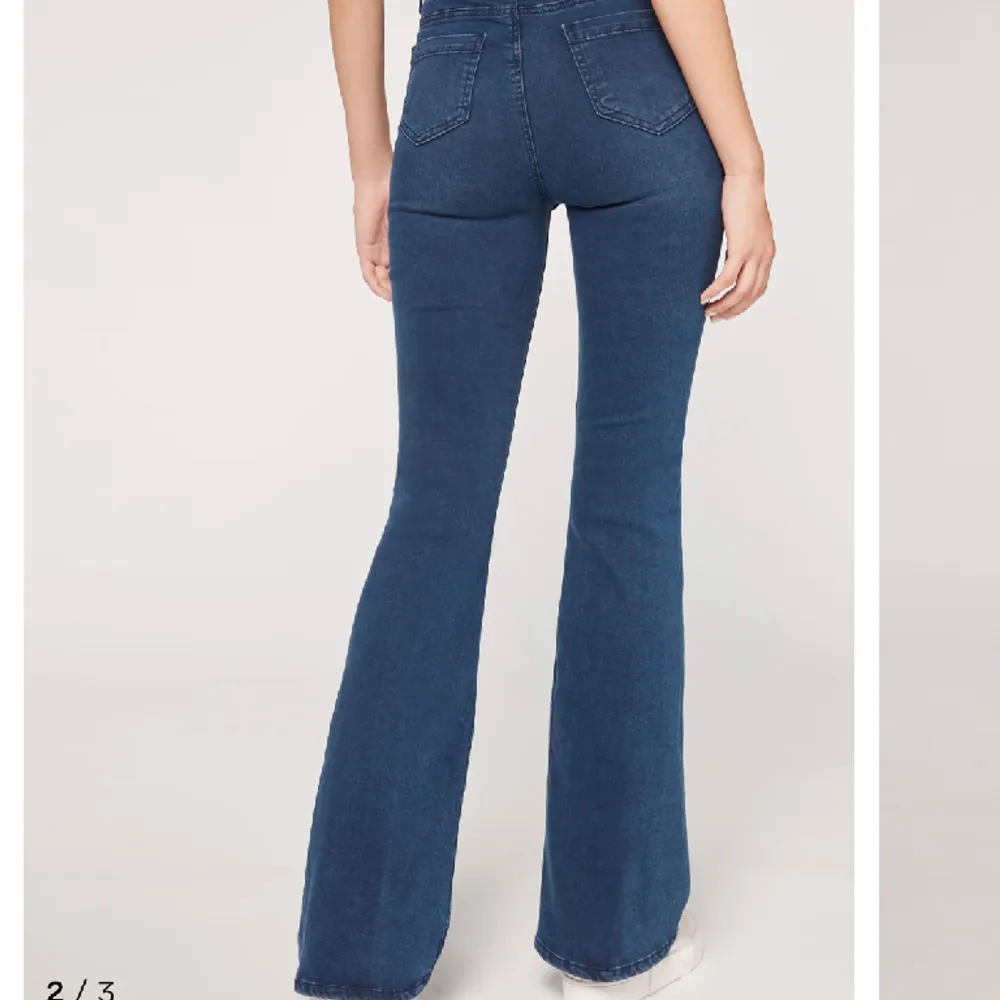 Säljer dessa fina utsvängda jeans från Calzedonia. Säljer pga för stora. Original pris är 479kr och de är i super fint skick då jag endast använt dem en gång. Skriv för egna bilder och tryck gärna på Köp nu. Jeans & Byxor.