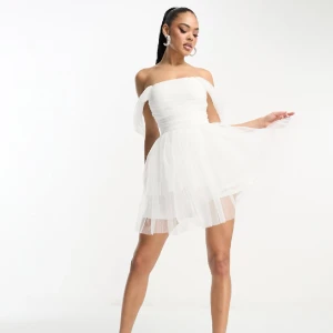 Studentklänning  - Jättesöt studentklänning endast testad en gång🤍Slutsåld på sidan, bilder från asos. Köpt för 1139kr 2023