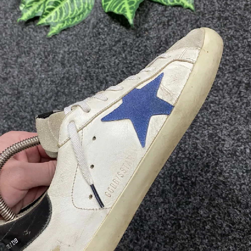 Säljer nu dessa feta golden goose skor i storlek 41. Skorna är i ett bra skick (modellen ska vara sliten). Nypris: 4600. Skriv för fler frågor eller bilder. . Skor.