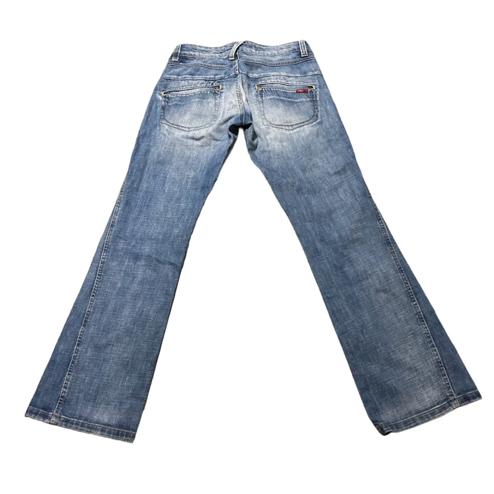 Blåa lågmidjade utsvängda jeans från Only, storlek eu 36 längd 32, motsvarar xs/s. Jeans & Byxor.