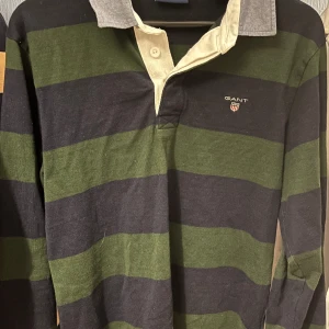 Gant Rugbytröja. - skick 9/10 använd en eller två gånger. Storlek M. Nypris 1200 och mitt pris 400 kr. pris kan ändras vid snabb affär 