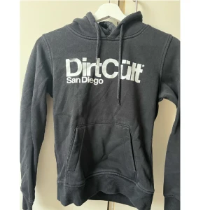 Hoodie  - Knappt använd, trycket har lossnat lite 