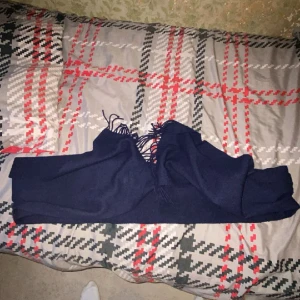 Kashmir halsduk - En super snygg och stilren kashmir halsduk från John Henric. Säljer eftersom jag inte knappt använder den länge. Pris kan diskuteras 