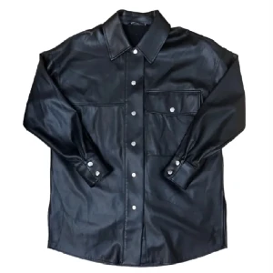 zara läder skjortjacka - säljer en jättesnygg skjortjacka i fuskläder. den har slits på båda sidorna av jackan. säljer pga att den inte kommer till mycket användning. den har en vit fläck.  om du har frågor så är det bara att kontakta mig.