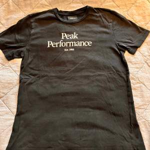 Svart Peak Performance t-shirt storlek 150. 