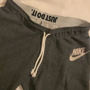 Snygga Nike mjukis byxor  - Säljer mina Nike mjukis byxor då de har blivit för små de är välanvända men inga defekter lite små i storleken 💕💕🪩