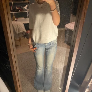 Lågmidjade jeans - Säljer mina super fina y2k lågmidjade bootcut jeans som tyvärr inte kommer till användning längre! Köpte dom här på plick ett tag sen 🫶 (midjemått: 83cm, innerbenslängd: 78cm) Pris kan diskuteras vid köp!