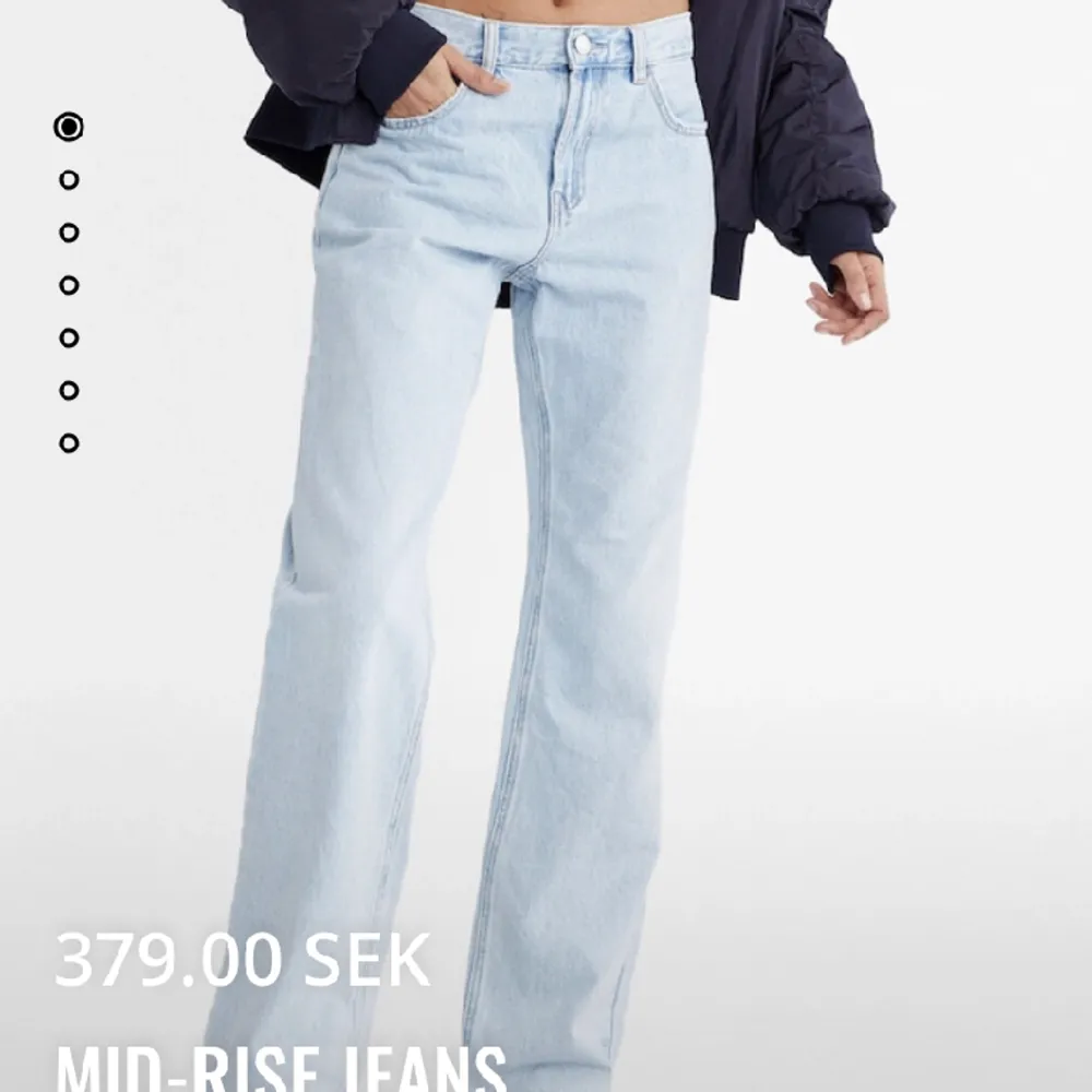 Super snygga mid waist jeans från stradivarius. Beställde fler storlekar men är otroligt dålig på att lämna tillbaka i tid. Helt oanvända! Färgen ser annorlunda ut på mina bilder pga dåligt ljus 💫 köparen står för frakten . Jeans & Byxor.
