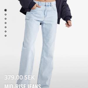 Super snygga mid waist jeans från stradivarius. Beställde fler storlekar men är otroligt dålig på att lämna tillbaka i tid. Helt oanvända! Färgen ser annorlunda ut på mina bilder pga dåligt ljus 💫 köparen står för frakten 