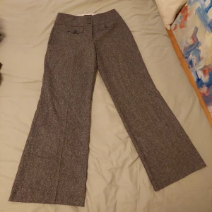 Grå kostymbyxor - Mid-waist/lågmidja, utsvängda kostymbyxor. Lite för stor på mig därför säljer jag dem! För mer frågor eller bilder, skriv 💞