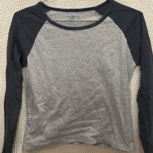långärmad t-shirt  - tröja från brandy melville strl onesize använd ca 3 ggr hör av dig vid frågor🩵