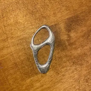 Skitfet silver pendant man kan ha på halsband osv!