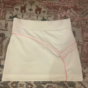 Kjol  - Säljer den a snygga annorlunda kjol då den inte kommer till användning för mig!! Den är i bra skick och ganska stretchig i materialet 