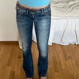 Snygga jeans med låg midja från märket Replay Waist 27 length 32 