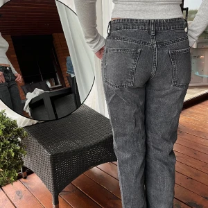 Jeans - Gråa jeans, low-waist med rak passform. Fraktkostnad tillkommer.