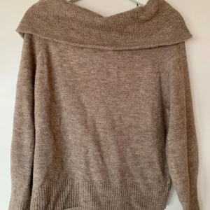 Stickad off-shoulder tröja från H&M - Använd få gånger, fint skick Storlek XS, normal i storleken 