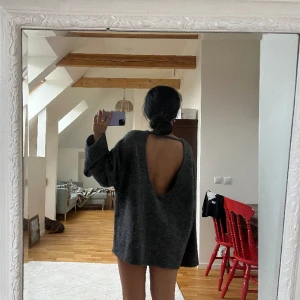 Stickad tröja  - Från Gina Tricot. Knappt använd! Akryl och ullblndning. Jag är 160, lagom oversized 😝😝