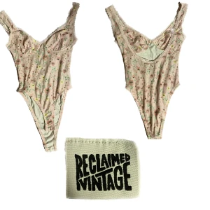 Reclaimed Vintage body - Rosa supersöt body från Reclaimed Vintage med blommigt mönster🌸🌺🌼 I storlek 34