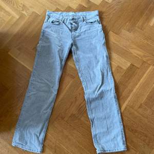 Gråa ”perfect” jeans från Gina tricot  Använd fåtal gånger 