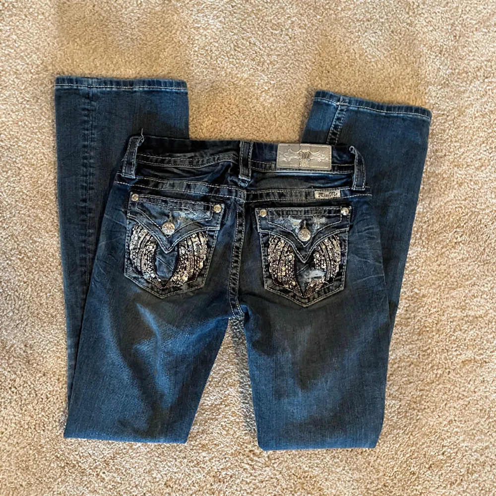 Super snygga miss me bootcut jeans. Säljer då dom är lite stora. Midjemått: 36cm, innerben: 77cm, ytterben: 99cm. Använd gärna köp nu❤️. Jeans & Byxor.