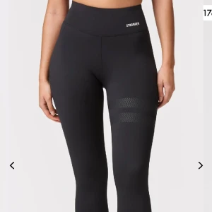 Stronger tights - Säljer nu mina Stronger Etna tights då de inte kommer till användning längre, sitter bäst på en storlek S men passar i vissa fall säkert en XS också! 🩷Nypris är 699kr på deras hemsida. Skriv för fler bilder!