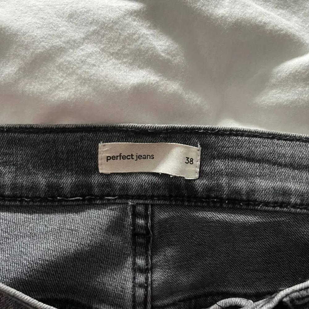 Säljer mina perfect jeans från ginatricot, super sköna, sitter jätte bra och är perfekta i längden🌸. Jeans & Byxor.