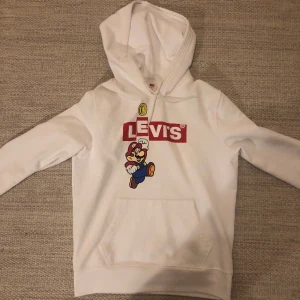 Levi’s X Super Mario Hoodie - Vit hoodie i mycket fint skick, kan fraktas förutsätt att köparen betalar frakten. Annars hämtas den i Malmö. Storlek S