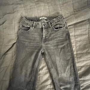 Gråa low waist bootcut jeans från Gina Tricot! Pris går att diskutera💕