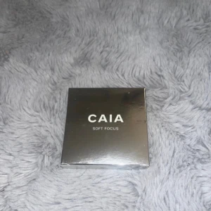 CAIA soft focus powder - Jag vill sälja CAIAs soft focus pressed powder i färgen ”translucent”. Detta är HELT oanvänt och slutsålt på hemsidan. Jag säljer pudret för 300 (nästan samma som nypriset som ligger på 325kr) eftersom att det ör helt slutsålt och användt🥰