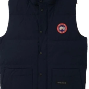 Canada goose väst - Canada goose väst som ja nu säljer cond 7/10 eftersom jag har en liten fläck ifram har allt og ! Pris kan diskuteras vid snabb affär!