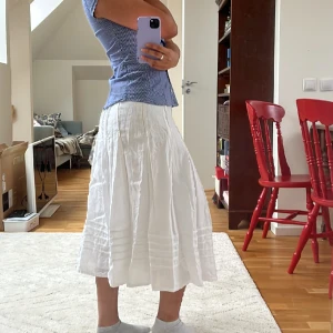 Kjol i linne  - Jag är 160! Midjan på kjolen är 62cm. Längden 70cm. 100% linne. Jättefint skick! 