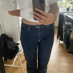 Vintage straight jeans  - Vintage mörkblåa straight jeans. Superfina lite mer loose fit med lite högre midja. Står ingen storlek på jeansen, men skulle gissa att de är 38. Lappen där bak är lite sliten, men annars bra skick