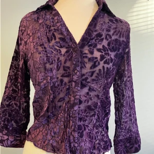 Blus  - Vacker blus med fina detaljer. Super bra skick! 