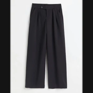 låga kostymbyxor - svarta lågmidjade kostymbyxor i nyskick