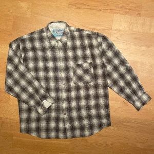 Vintage flanellskjorta  - Säljer denna vintage flanellskjorta! Otroligt go, boxy passform. Dessutom kanonmaterial & toppenkvalitet. Hänvisar till pm vid frågor! 