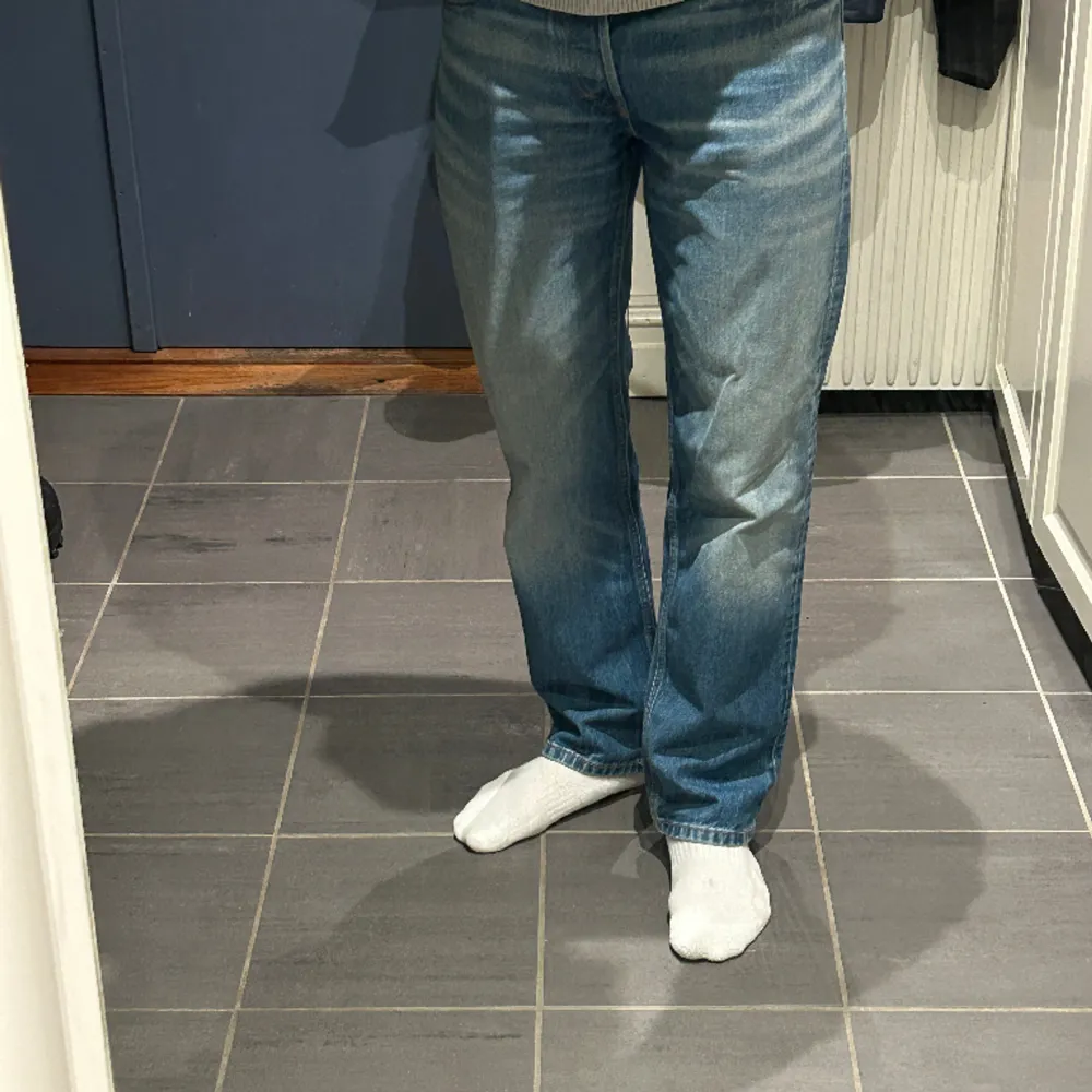 Säljer dessa fräscha weekday jeansen som har en sjukt snygg tvätt! Modellen heter ”Klean” och storleken är 31/32. Den på bilden är 183cm och väger 72kg. Hör av er vid frågor! 😄. Jeans & Byxor.