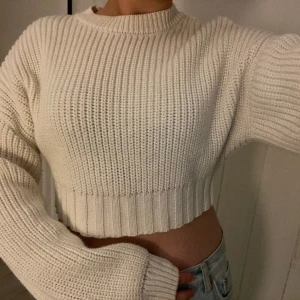 Stickad tröja - Vit stickad tröja som är lite ”croppad”, som ny! Strl. S🤍