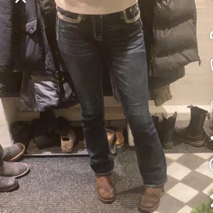 Miss me jeans  - De är storlek W28 L34  Insydda men stor i storleken så passar även W29, W30 💗 Original pris: 1499kr  Mitt pris: 600kr 