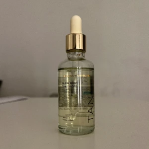 Tan drops - Säljer dessa tan drops till ansiktet från revolution då jag aldrig använder det, den är aldrig använd utan som helt ny🤍säljer för 65kr