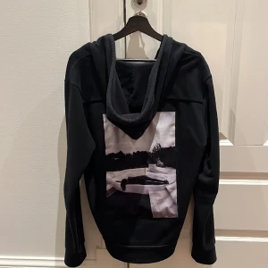Limitato zip hoodie - Tja! Säljer min helt oanvända limitato zip hoodie i storlek L, jag skulle säga att den passar mer M. Nypris är runt 4000 men jag säljer den för 1400! Hör av er vid minsta intresse! Kan tänka mig att sänka priset vid snabb affär! 