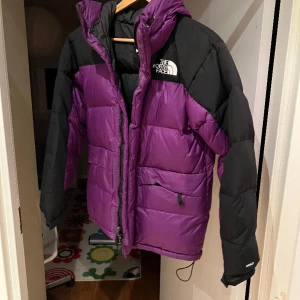 Northface puffer (limiterad färg) - Storlek: XS (unisex) Skick:8/10 Nypris: 3999kr på northface butik i city Riktigt snygg och unik färg  Mitt pris: 1099kr