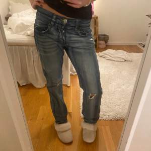 Säljer mina favo jeans från herrlicher. Så sköna och sitter skit snyggt. Midjemått: 42cm rakt över, innerbenslängd, 83cm