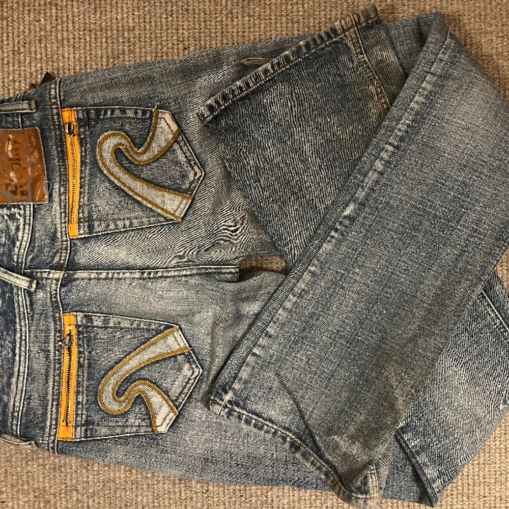 Sjukt coola jeans från Replay! Insytt snöre i midjan så man enkelt kan justera storleken. 💞💞 Innerbenslängd: 82 cm. Midjemått: 80 cm                                                             Priset går att diskuteras!🤍. Jeans & Byxor.