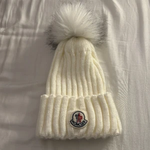 moncler mössa - hej säljer nu min moncler mössa köpt förra vintern, aldrig andvänd endast provad! hör av er om frågor