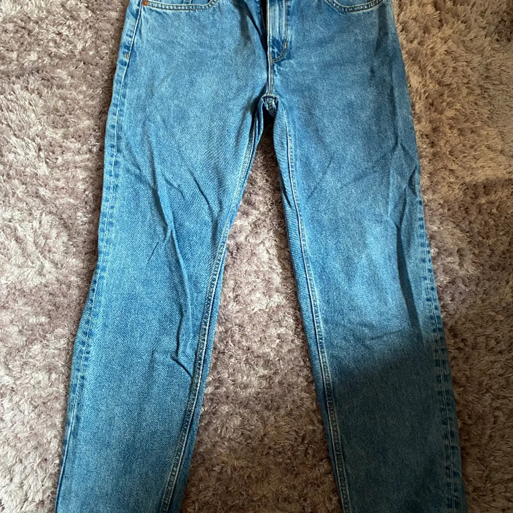 Jenas från Lindex i modell Bim. Storlek 40. Dom är i fint skick. Jeans & Byxor.