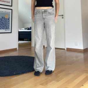 Raka midwaist jeans - Supersnygga gråa, raka, midwaist jeans som tyvärr knappt kommit till användning🩶🩷 köpta på Young Gina i strl 158, jag är ca 165 och de sitter super på mig!