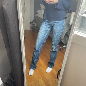 Jeans - Snygga straight jeans från bikbok. Sitter superbra på. Storlek 24/XS.